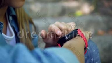 智能手表，儿童在公园户外使用智能手表，儿童在智能手机上玩耍